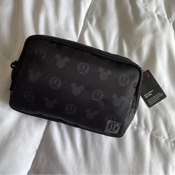 🖤🆕 Lululemon x Disney Everywhere Belt Bag Mickey and Logo Print - Disney Black - Picture 4 of 9